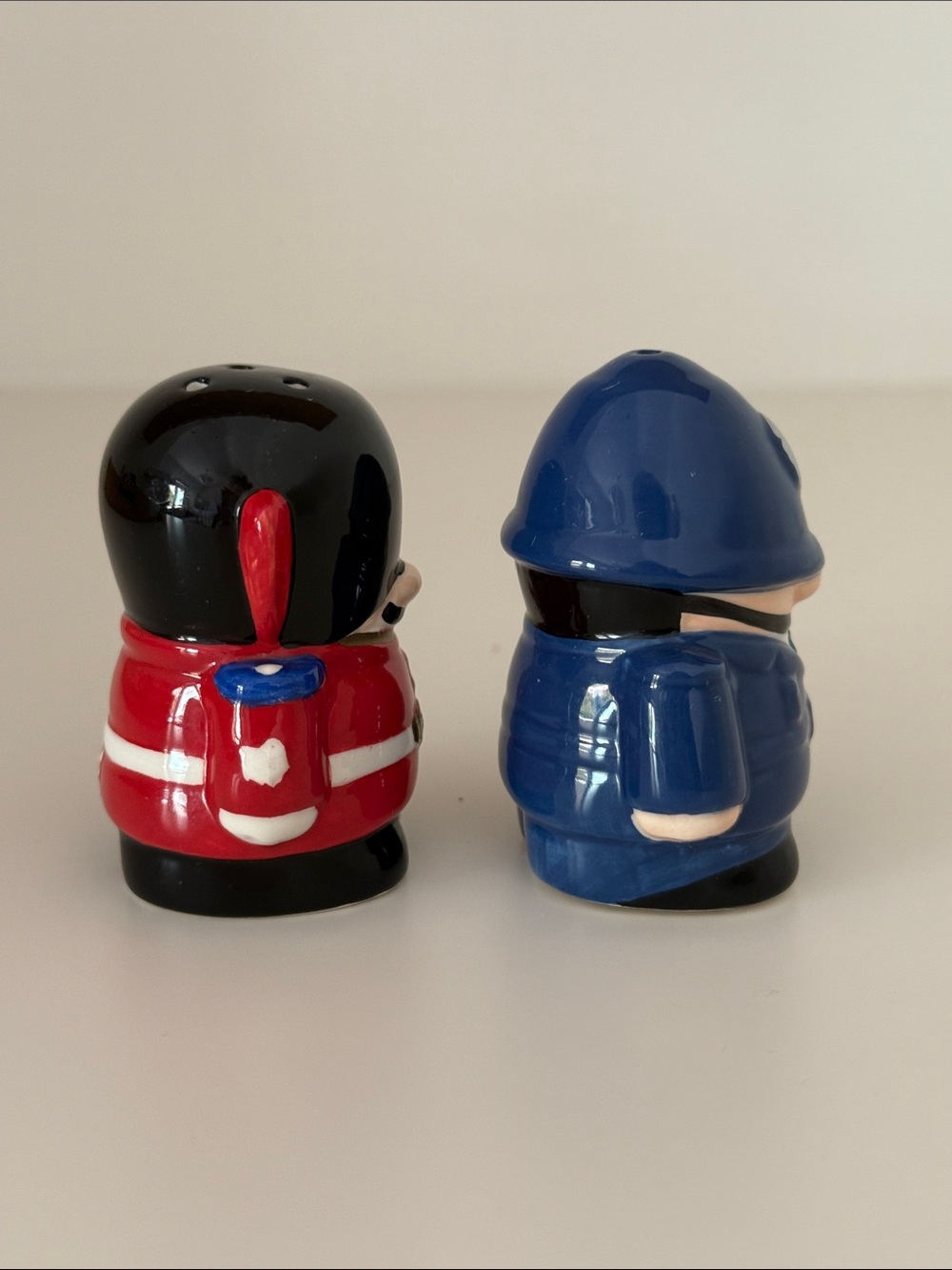 London Buckingham Palace Guard and Bobby Salt and Pepper Shakers - Picture 5 of 9